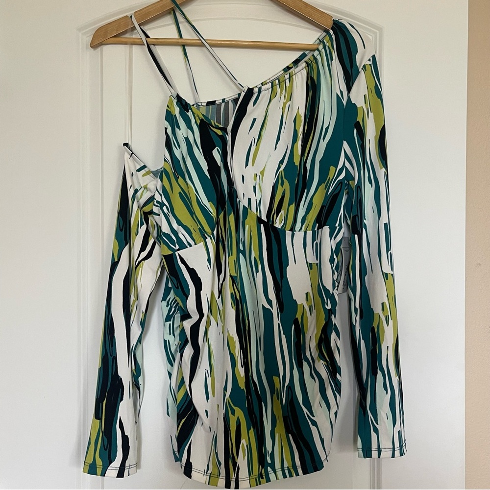 BOLD elements Asymmetrical White and Green Long Sleeve Blouse